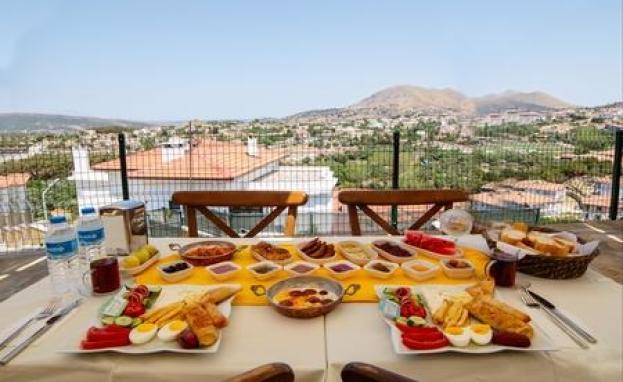 تتميز تجربة الفطور في هيليادا بالإطلالة المميزة والأجواء الجميلة التي توفرها أماكن الفطور هنا، بالإضافة إلى التنوع اللذيذ في أطباقها