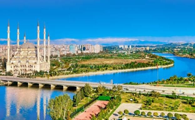 تشتهر المطاعم في أضنة بالتنوع الكبير في الأكلات التي تقدمها والتي تتميز بمذاقها الشهي