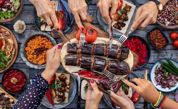 يشتهر المطبخ في أضنا بالعديد من الأكلات اللذيذة التي تعجب الجميع