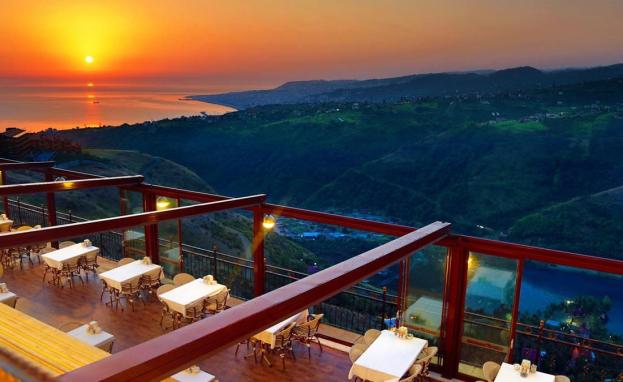 يوجد العديد من المطاعم في طرابزون المميزة والتي توفر لزائريها تجربة طعام مميزة بأجواء رومانسية ساحرة