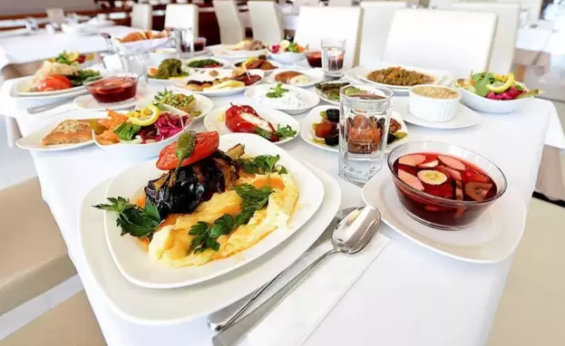 تتميز أطباق شيله بالتنوع الكبير في أصنافها ومذاقها اللذيذ وتنوع النكهات بما يرضي مختلف الأذواق