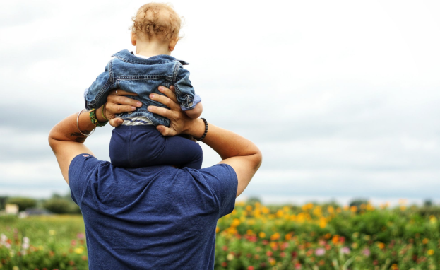 تؤكد الشريعة الإسلامية حرمة التبني وأنه يجب أن ينسب الناس إلى آبائهم