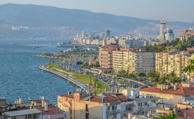 أصبحت İzmir عاماً بعد آخر ذات أهمية كبيرة بين المواطنين الأتراك والأجانب