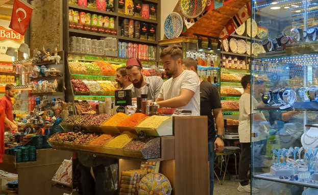 تضيف البهارات التركية وأسواقها في إسطنبول تنوعاً وغنى إلى الأطباق المتنوعة والشهية