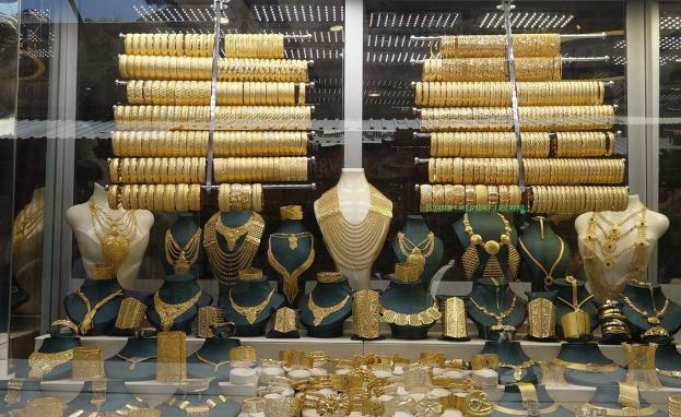 يلجأ الكثير من العرب والسوريين لشراء الذهب أو المجوهرات من تركيا لأغراض متنوعة