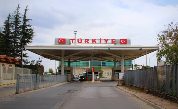 تسمح تركيا لمن يأتون إليها بإحضار مركباتهم لمدة معينة ضمن شروط وآليات عديدة
