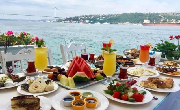 يعد الفطور على الجانب الأناضولي تجربة ساحرة حيث توفّر فرصة الاستمتاع بالإطلالة المميزة والطبيعة الخلابة