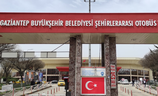 يمكن الوصول إلى أوتوجار الولاية الرئيسي عبر العديد من وسائل المواصلات والنقل