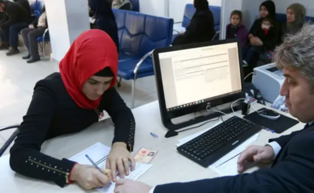 يحمل السوريين الخاضعين للحماية المؤقتة بطاقة كمليك وهي هوية تركية للسوريين