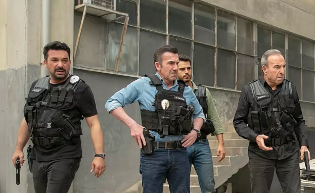 شارك في مسلسل الأزقة الخلفية Arka Sokaklar dizi ثلة من نجوم الفن والدراما