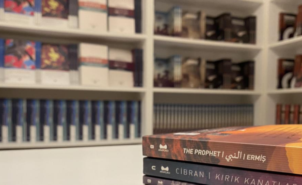 تبرز أهمية الكتب في الماضي والحاضر كوسائل للتفكير والمعرفة