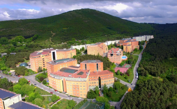 تقع جامعة يدي تبة التركية الخاصة في إسطنبول شمال غربي تركيا