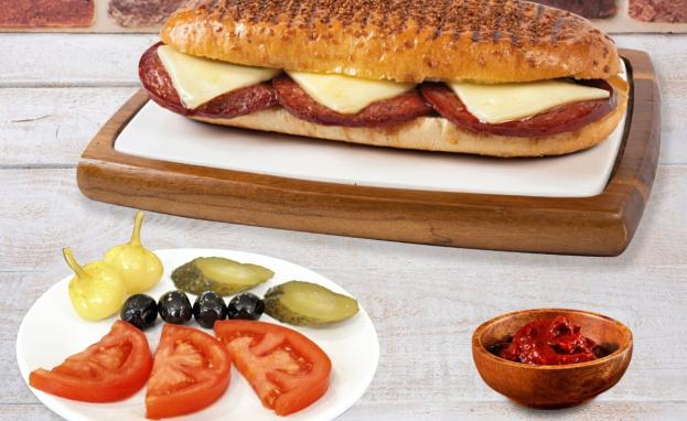 السجق الذي يسمى باللغة التركية Sucuk هو عبارة عن نقانق جافة حارة