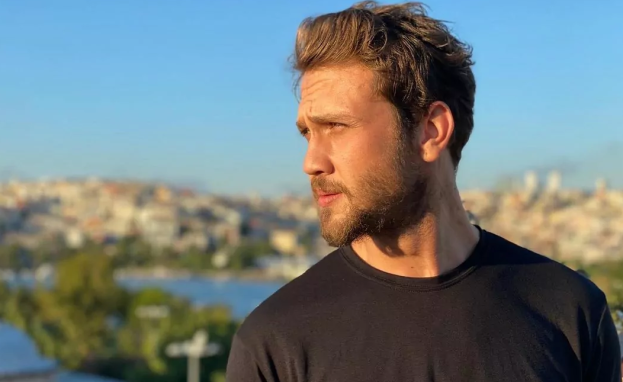 تمزج أعمال Aras Bulut İynemli بين الرومانسية والكوميديا وبين الواقع والخيال