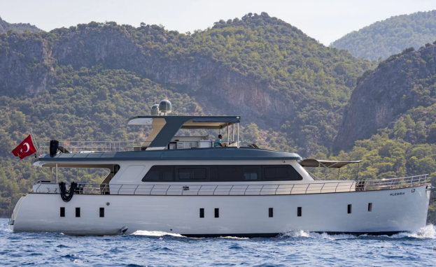 تنتشر على طول سواحل تركيا العديد من الموانئ والمراسي التي توفر خدمات عالية الجودة