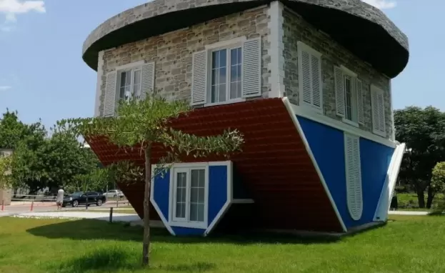 تجمع تركيا بين تاريخها العريق وطبيعتها الساحرة ومعالمها التي يبدو بعضها غريباً مثل البيوت المقلوبة