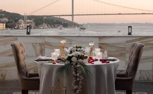 تتميز القهوة التركية بطريقة تحضيرها الفريدة وتقديمها في فناجين مزخرفة