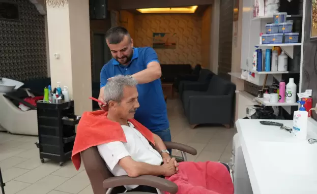 تسمى الحلاقة الرجالية Erkek Berberliği والنسائية Kadın Kuaförlüğü