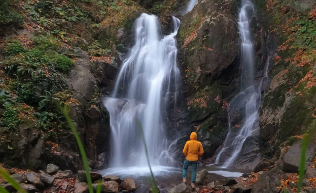 الشلالات هي أحد أجمل المعالم الطبيعية التي تضفي على أي منطقة سحراً خاصاً