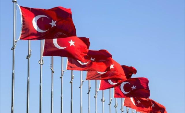 علم تركيا يحمل في ألوانه أحداثًا عريقةً على مر التاريخ