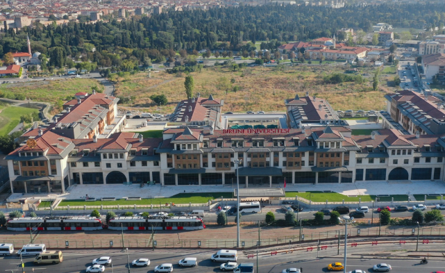 تنتشر في تركيا العديد من الجامعات الخاصة التي تتميز بجودة التعليم فيها مثل جامعة البيروني الخاصة في إسطنبول