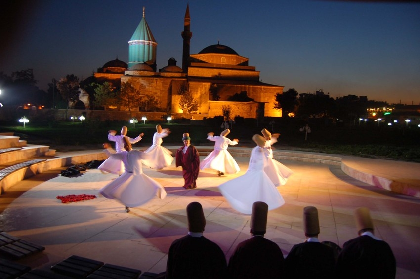 يقع متحف مولانا جلال الدين الرومي في مدينة قونيا وسط تركيا