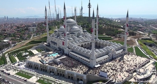 يقع جامع تشامليجا في منطقة أوسكودار على الجانب الآسيوي من إسطنبول
