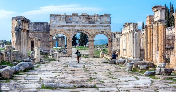 مدينة هيرابوليس القديمة (Hierapolis Antik Kenti)