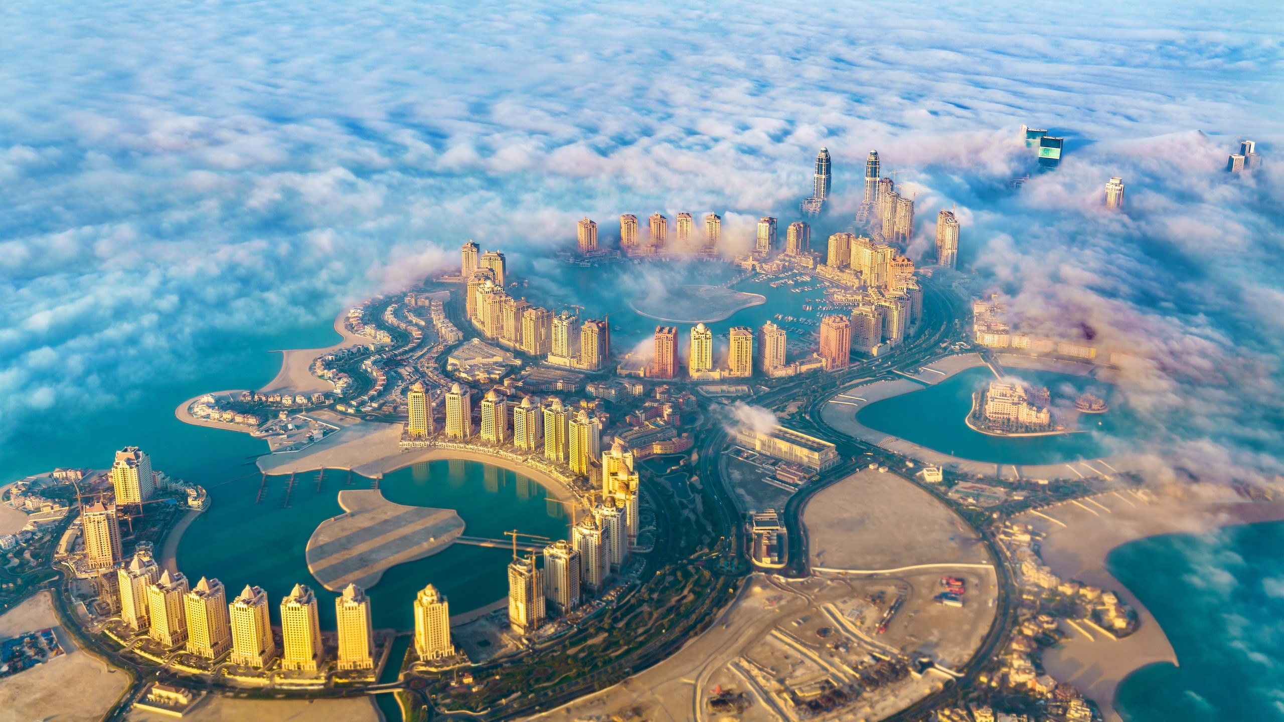 "لؤلؤة قطر"،  سلسلة من الجزر الاصطناعية تشكل مدينة متكاملة تقع على الجانب الشمالي لشاطئ مدينة الدوحة القطرية