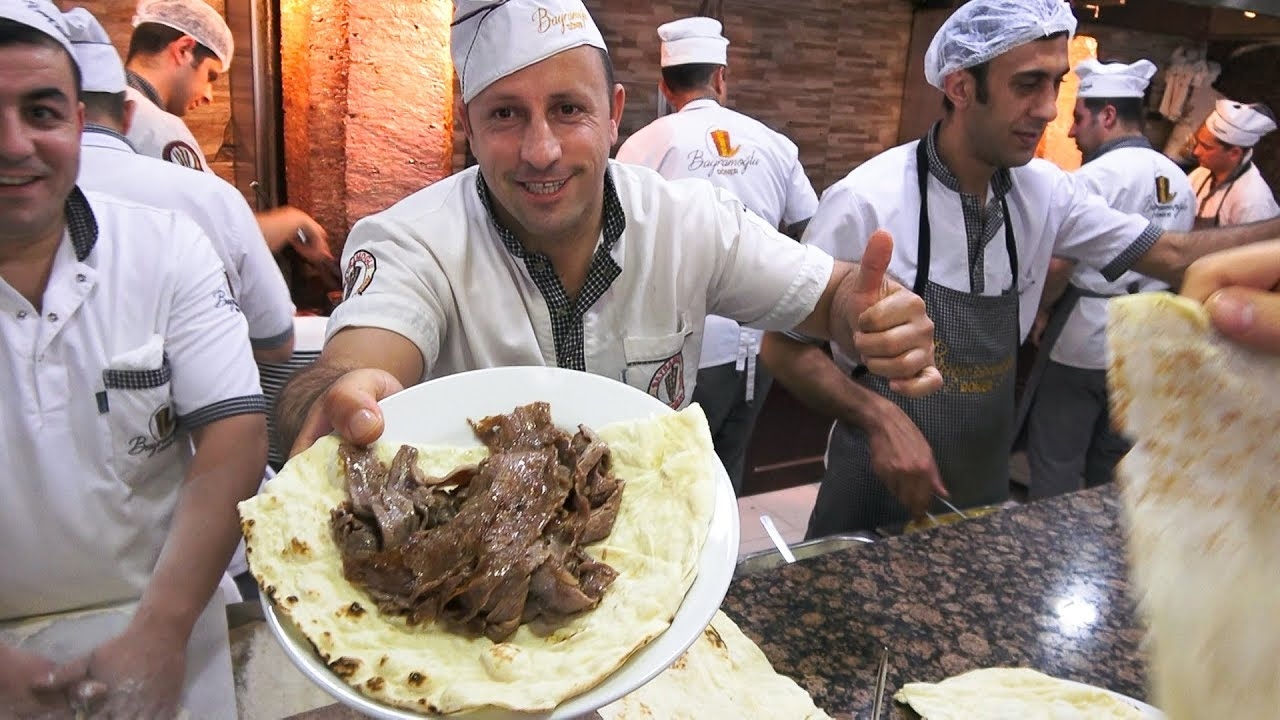 في الشاورما التركية يستخدم صدر الدجاج أو لحم الضأن