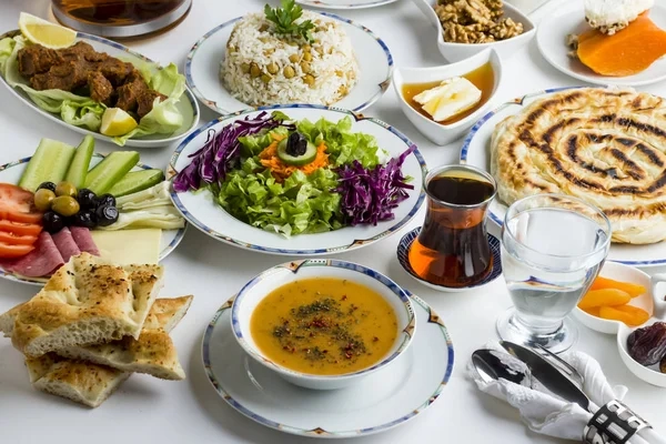 تشتهر مائدة رمضان في تركيا بتواجد 5 أصناف الحاضرة دائما