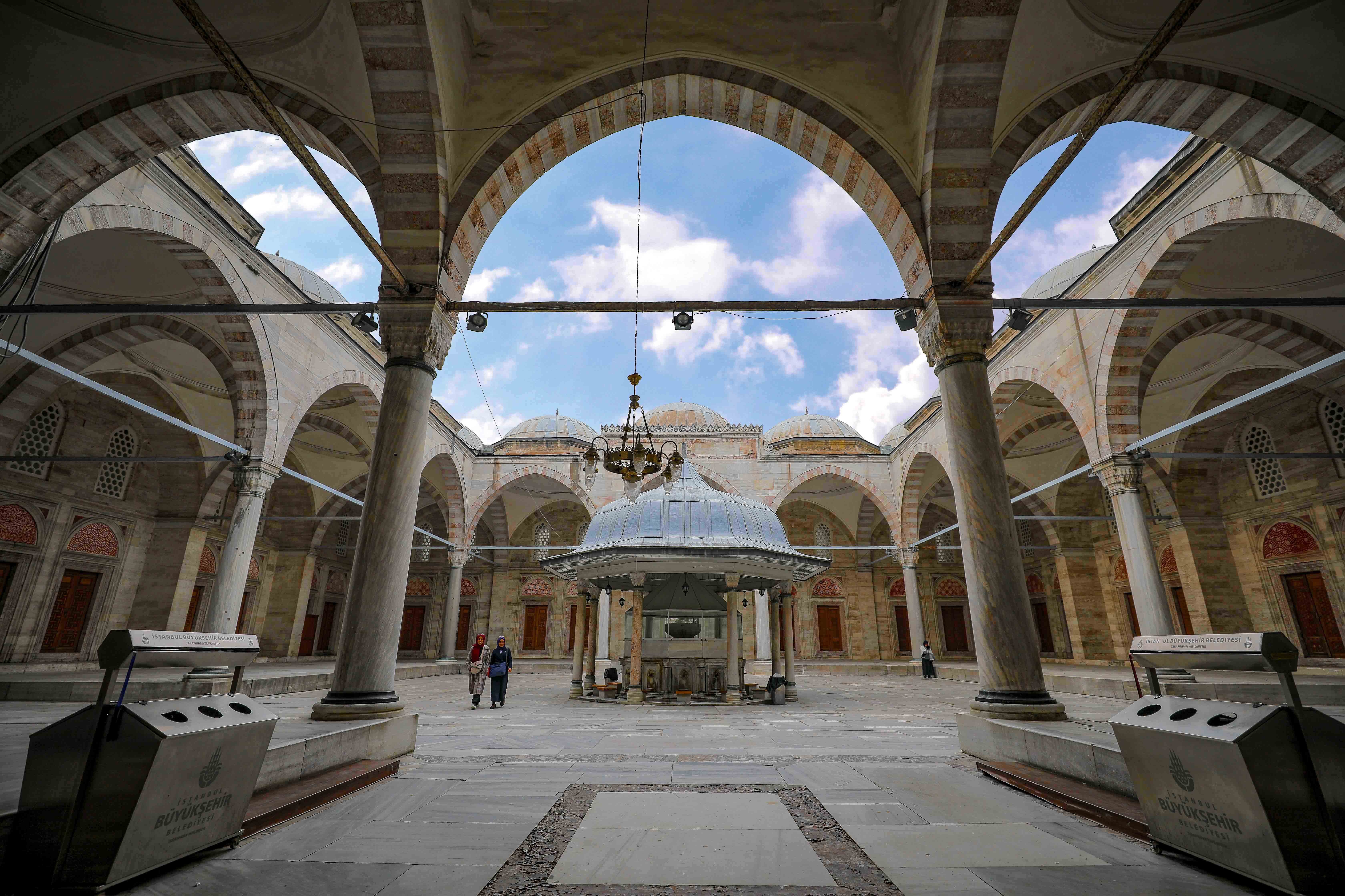 مسجد شهزاده من ساحته الداخلية