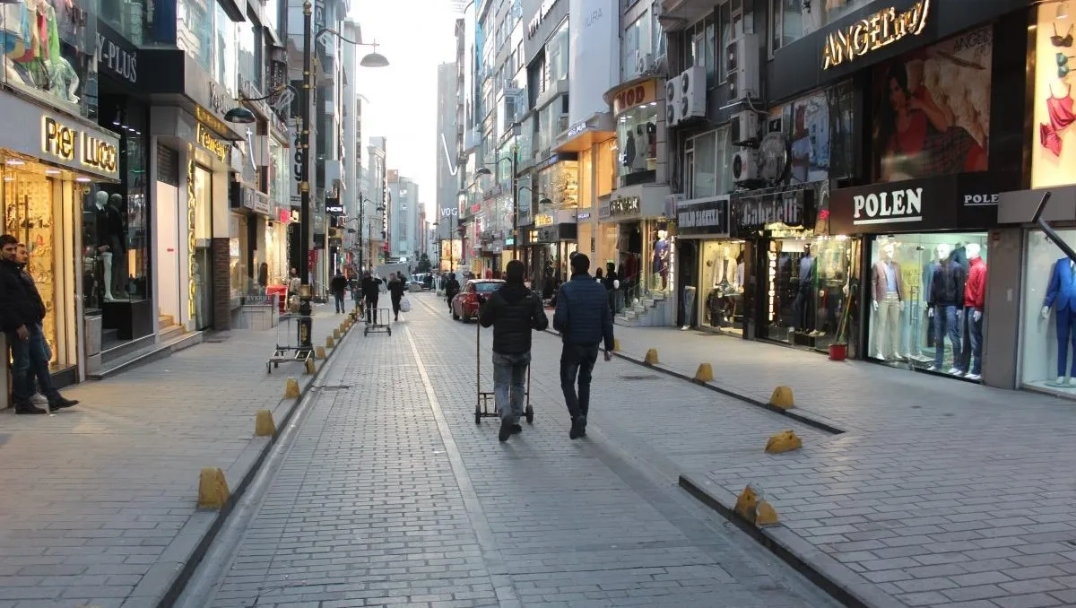 سوق لا لي لي يعد أحد أهم أسواق بيع الجملة في إسطنبول المختصة بالملابس