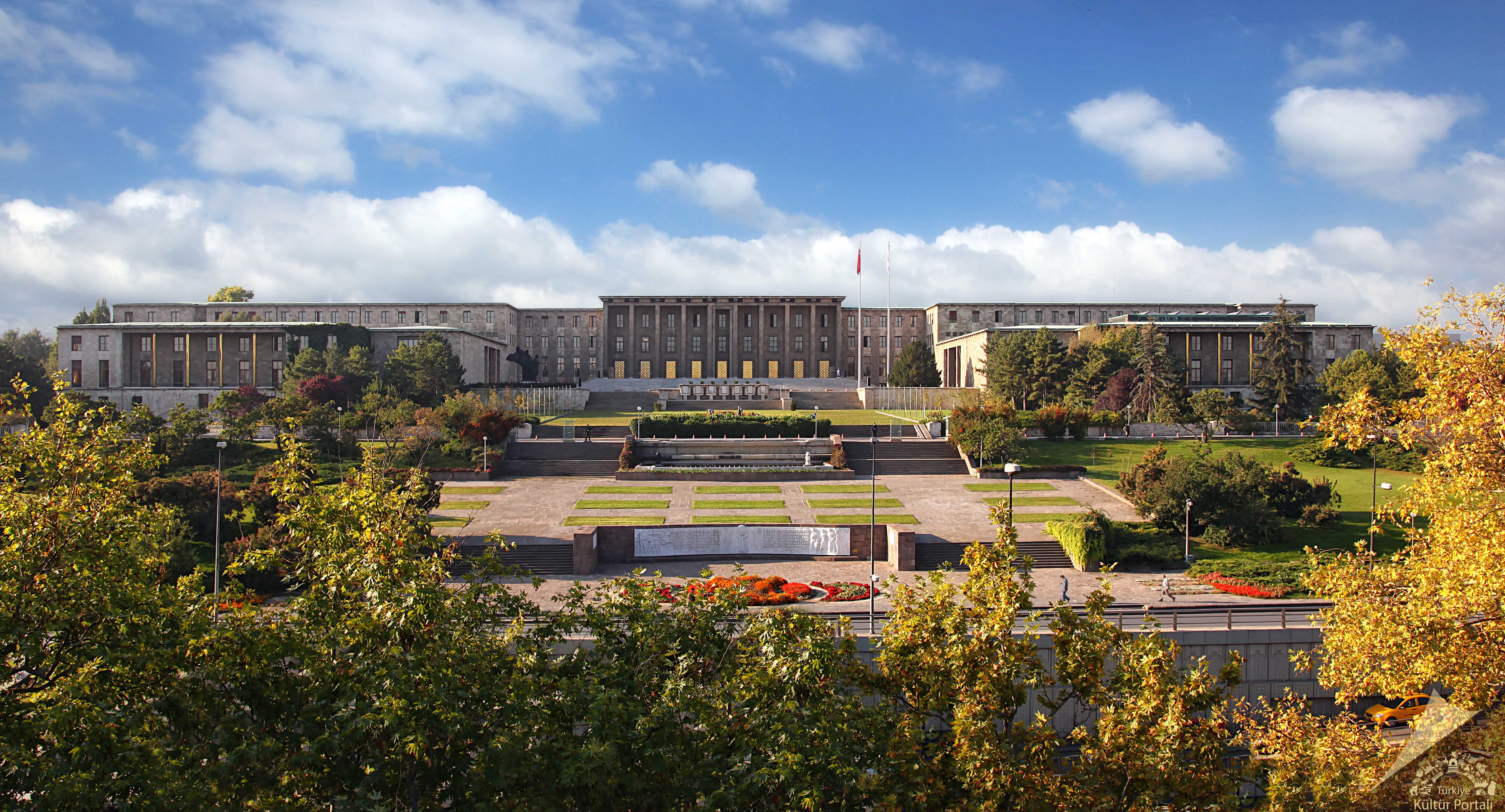 يقع مبنى البرلمان الحالي في منطقة جانكايا ضمن العاصمة أنقرة