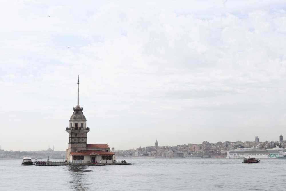 أقيم برج الفتاة عام 1110 في عهد الإمبراطور البيزنطي أليكسيوس كومنينوس