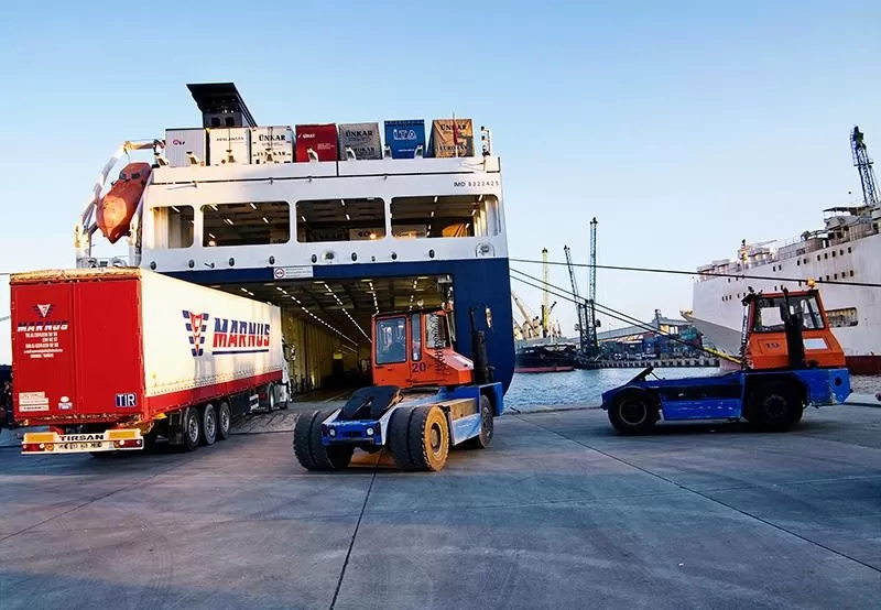يستخدم شحن الرورو لنقل البضائع ذات العجلات مثل القطارات والسيارات والآلات الثقيلة بمختلف أنواعها