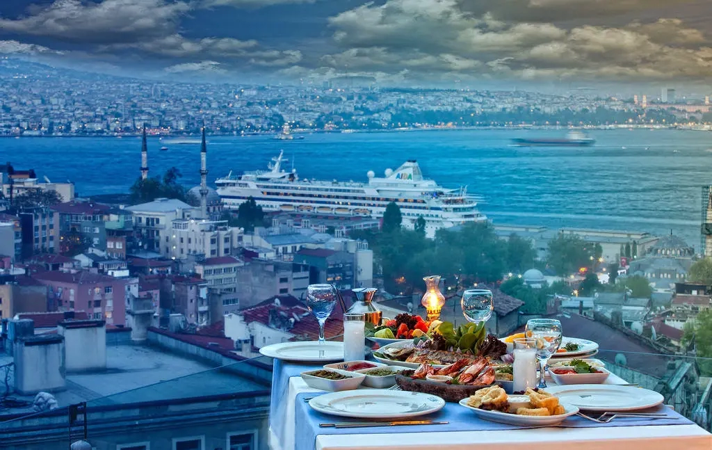 عند شراء السمك في إسطنبول 2023 يجب الانتباه على أن تكون طازجة وطبيعية