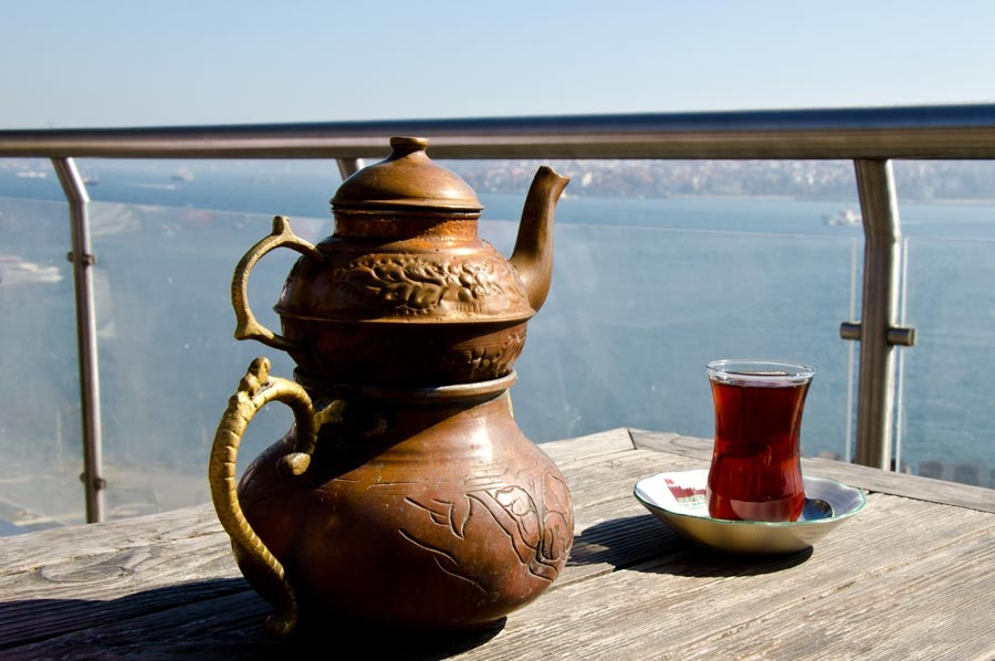 يتم تحضيره بإبريق شاي من طابقين أحدهما للشاي والثاني للماء المغلي