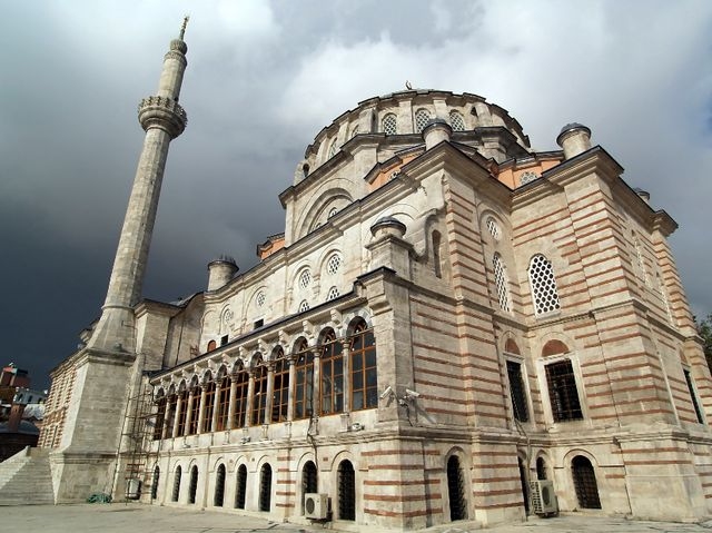 مسجد لا لي لي في إسطنبول