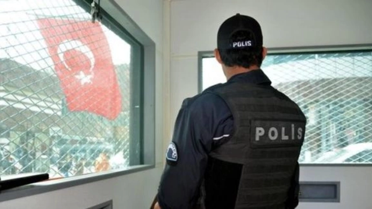 تعمل الدولة التركية على تسهيل عوائق اللغة عبر المترجمين وتعليم أفراد الشرطة اللغة العربية