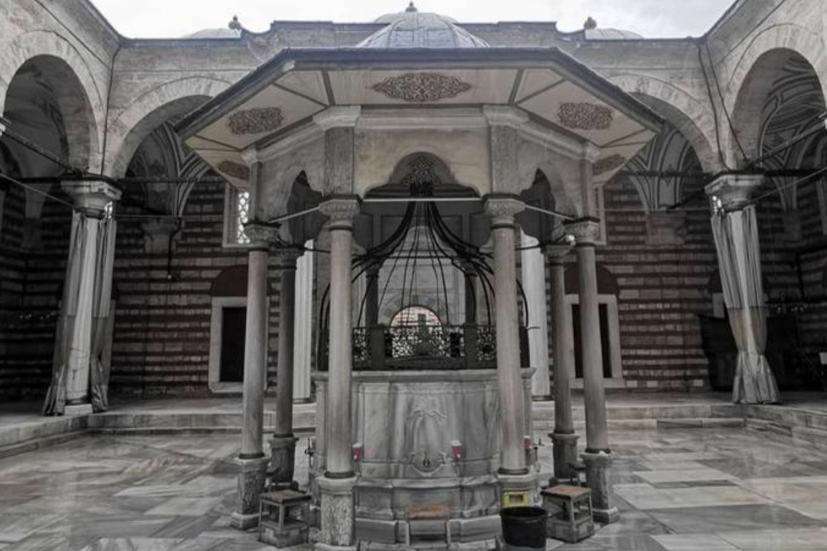 نافورة لا لي لي - Laleli Camii Şadırvanı