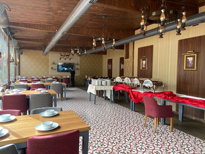 في ظل الوجود السوري الكبير في غازي عنتاب، فإن المطاعم السورية تجذب بالدرجة الأولى السوريين والعرب المقيمين في الولاية
