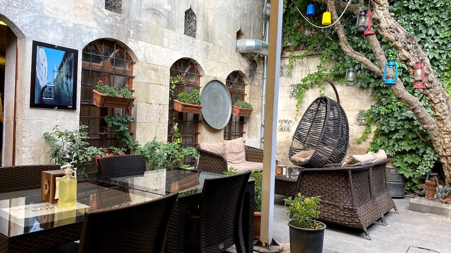 إذا كنت تبحث عن أجواء شبيهة بالبيت الدمشقي أو العربي القديم فإن مطعم قصر عنتاب سيمنحك سحر المكان ومتعة التذوق