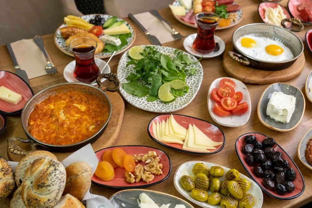 يتميز الفطور في تركيا بوفرة وتنوع الأطباق والأنواع
