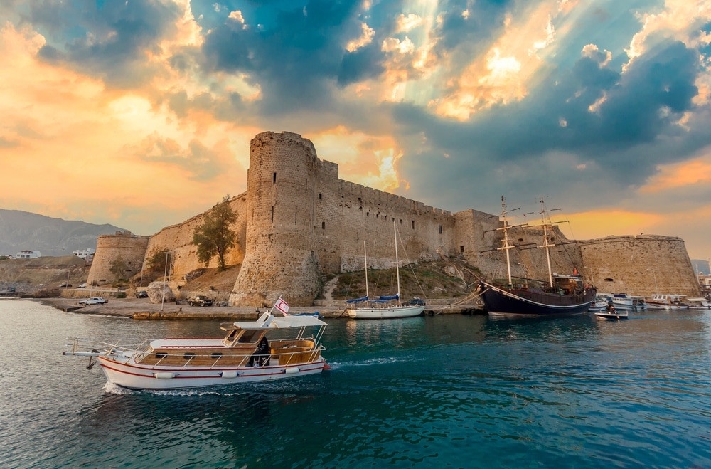 إذا كان سفرك إلى قبرص بغرض السياحة تحتاج إلى حجز طيران عودة وحجز فندقي وأوراق أخرى