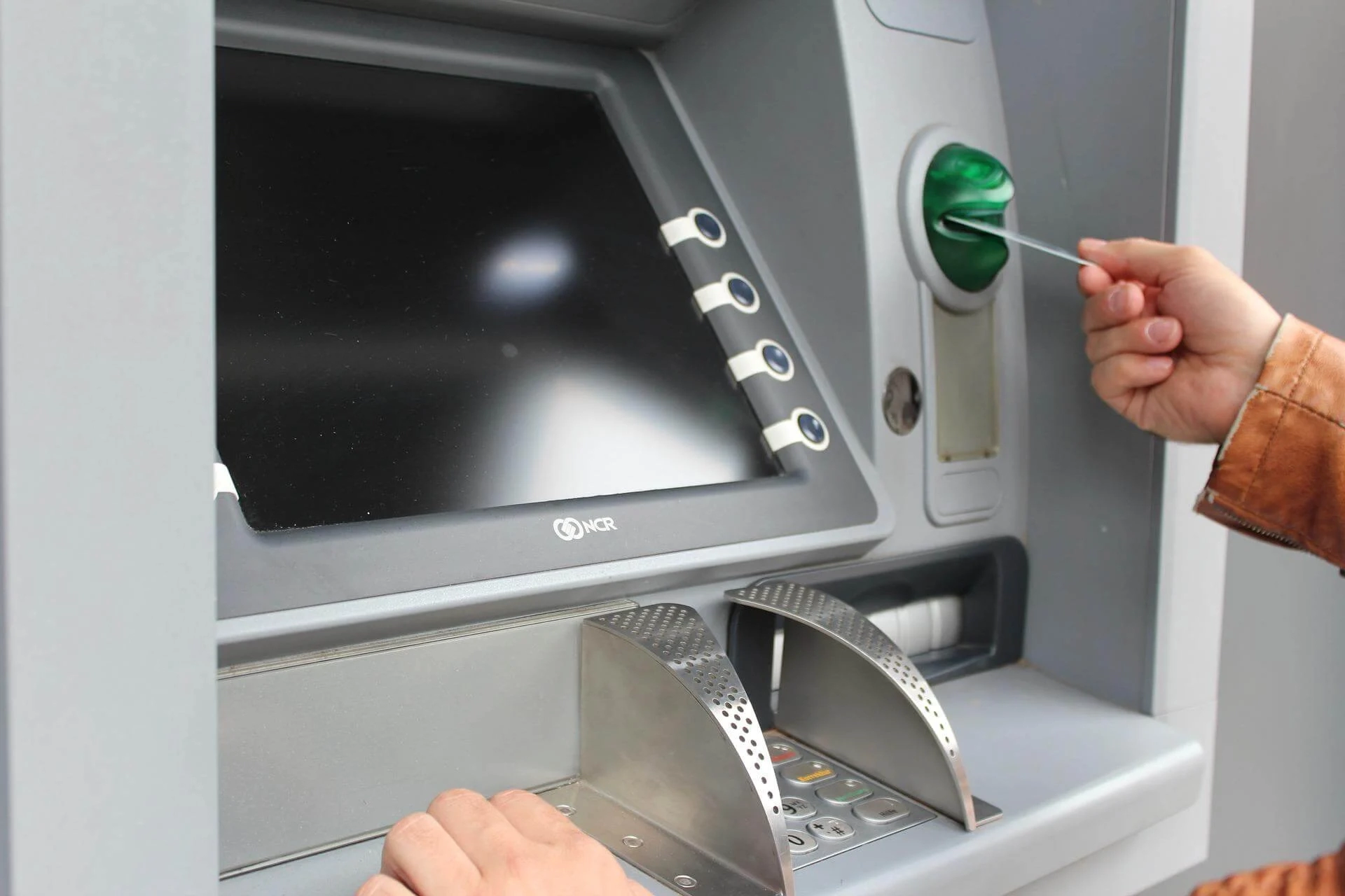 يقوم السارق باستخدام جهاز إلكتروني صغير يُثبت على لوحة الصراف الآلي في مكان وضع بطاقة البنك