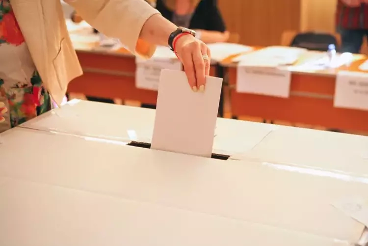 تُحدد الانتخابات المحلية رؤساء البلديات وأعضاء المجالس البلدية ومخاتير القرى والأحياء
