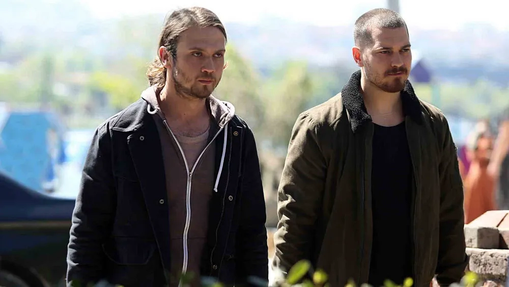 ويسمى مسلسل Içerde بأسماء أخرى مثل الدخيل أو دخيل وانتشر على نطاق واسع بسبب تميز قصته