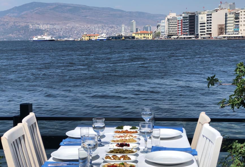 من أفضل أماكن بيع السمك في إزمير 2023 هي المطاعم التي تقع بالقرب من الساحل