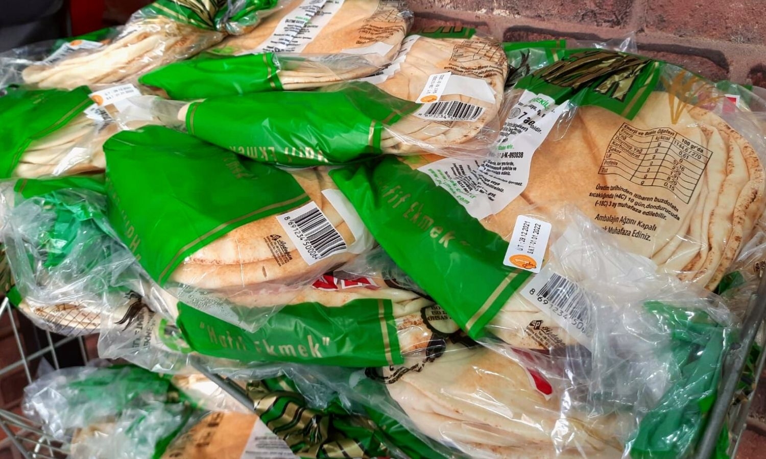 يقبل بعض الأتراك على شراء الخبز السوري كما يباع ضمن بعض المتاجر التركية